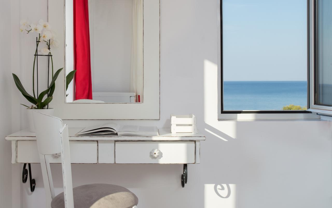 Iris Beach Hotel モネンバシア エクステリア 写真