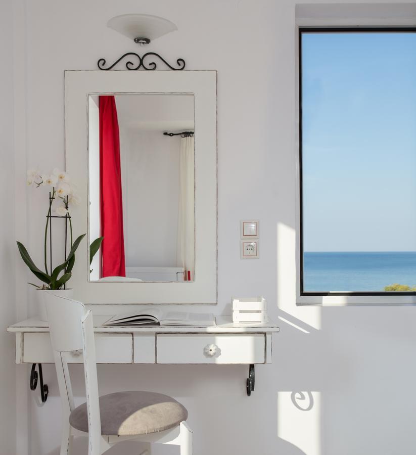 Iris Beach Hotel モネンバシア エクステリア 写真