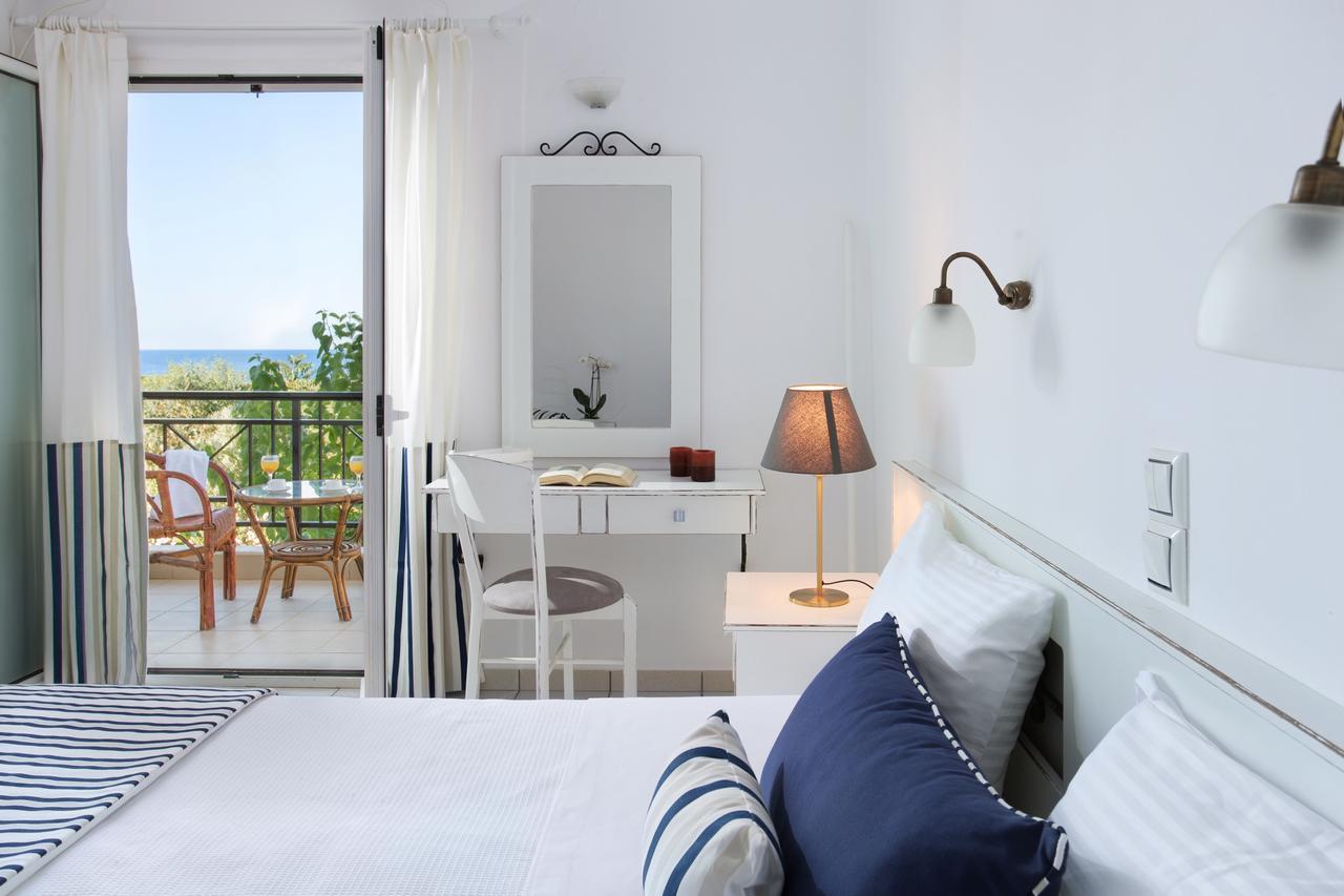 Iris Beach Hotel モネンバシア エクステリア 写真
